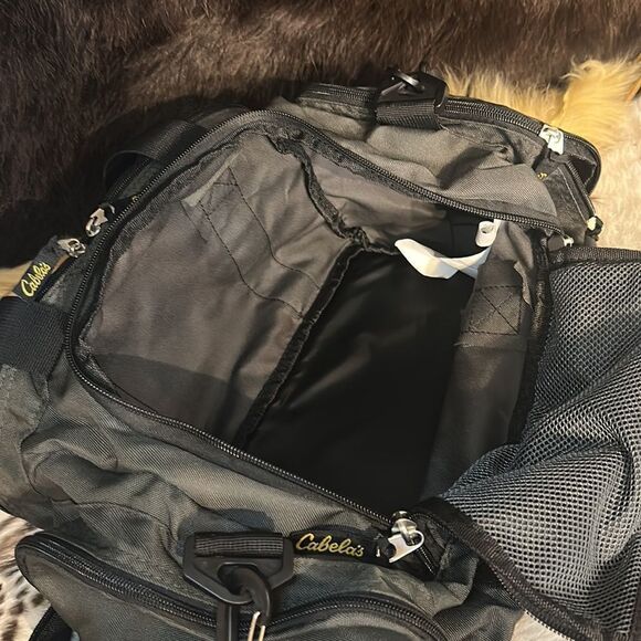 Cabela’s travel bag (6028) - Picture 7 of 7